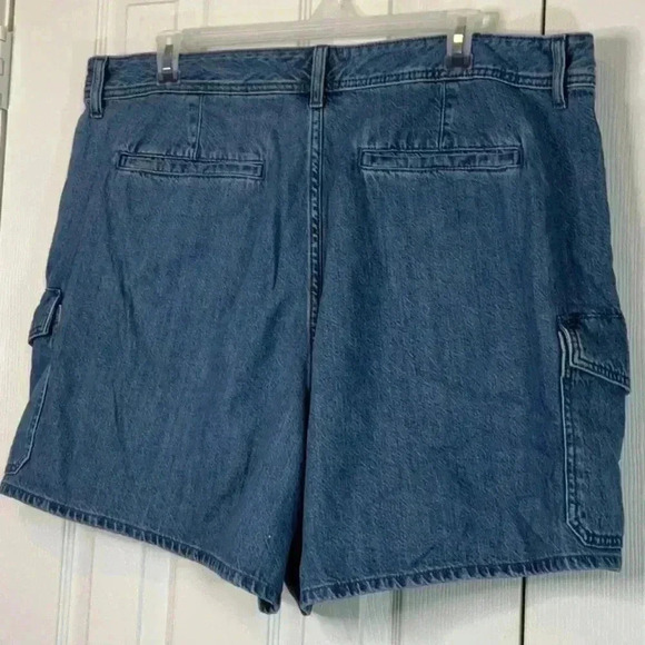 Universal Thread Women's High-Rise Denim Cargo Shorts - Medium Wash - Size 22 - Picture 10 of 12